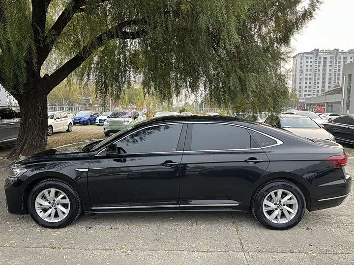 Фото 2 - Volkswagen Passat Hybrid