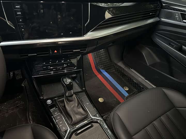 Фото 8 - Volkswagen Passat Hybrid