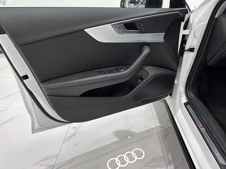 Фото 4 - Audi A4L