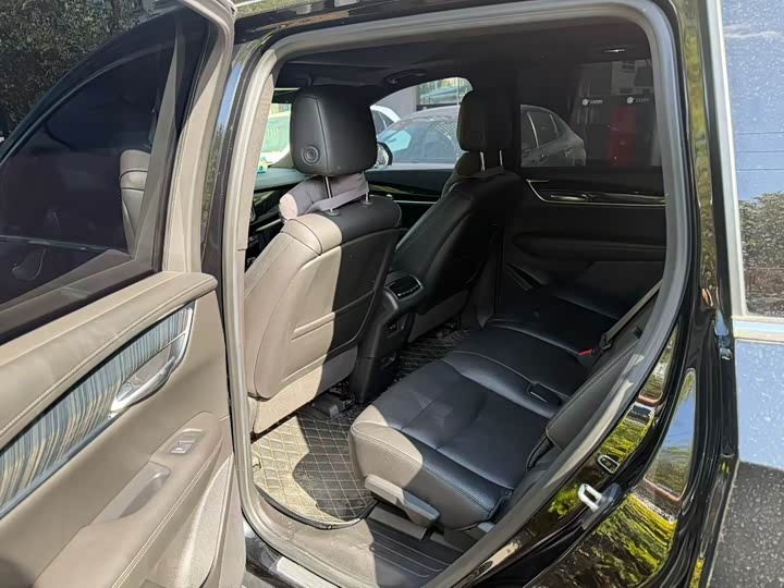 Фото 6 - Cadillac XT6