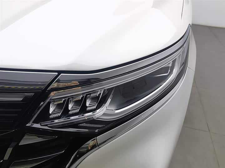 Фото 7 - Roewe iMax 8