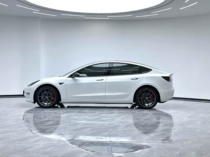 Фото 3 - Tesla Model 3