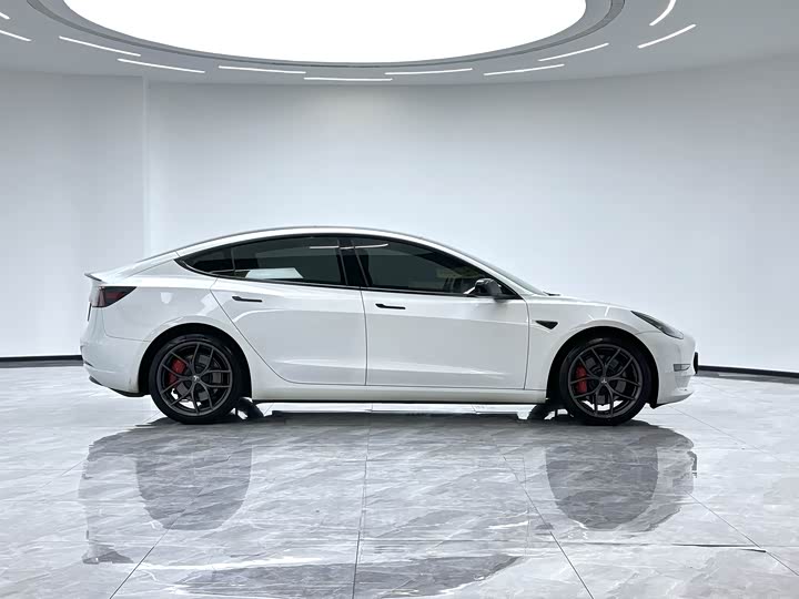 Фото 4 - Tesla Model 3