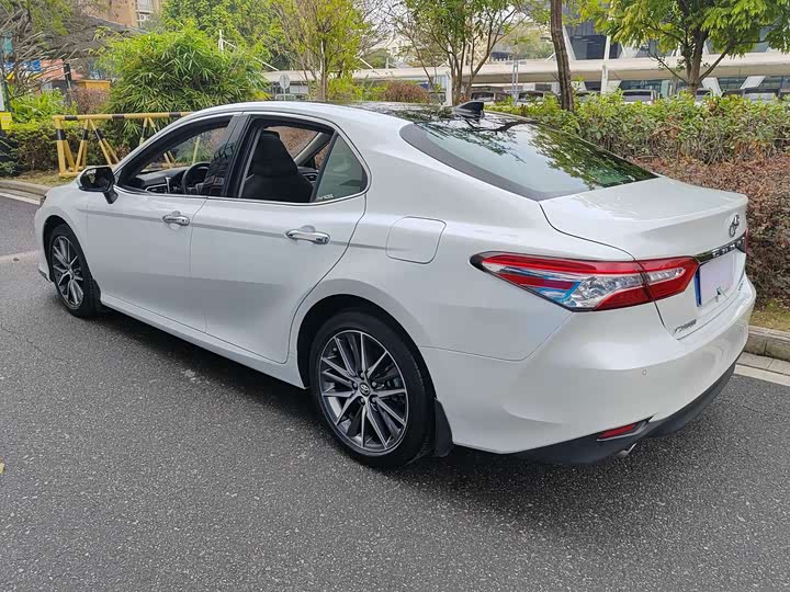 Фото 4 - Toyota Camry