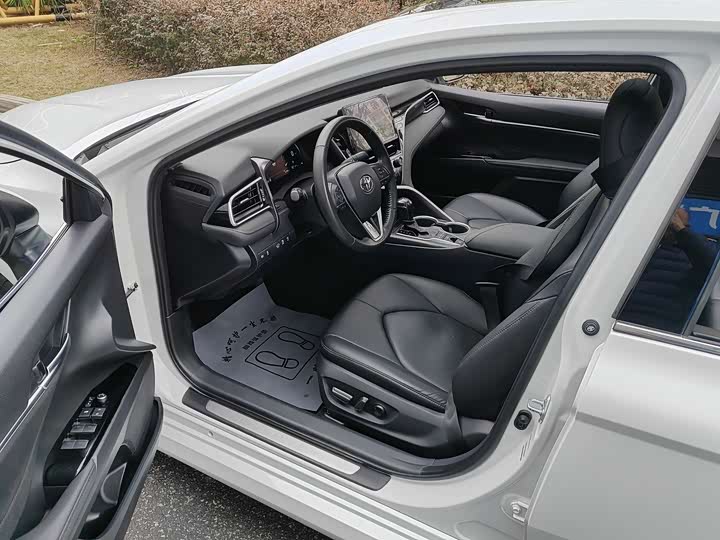 Фото 8 - Toyota Camry