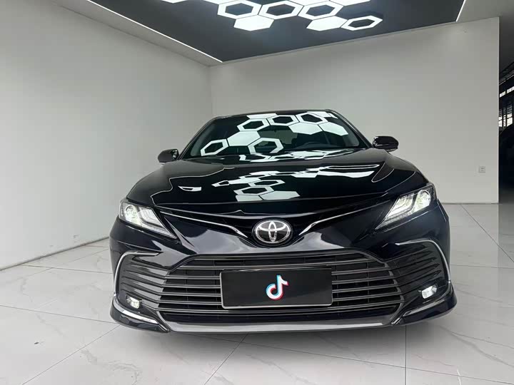 Фото 2 - Toyota Camry