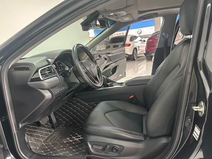 Фото 4 - Toyota Camry