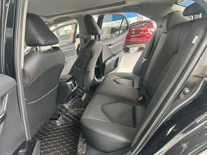 Фото 6 - Toyota Camry