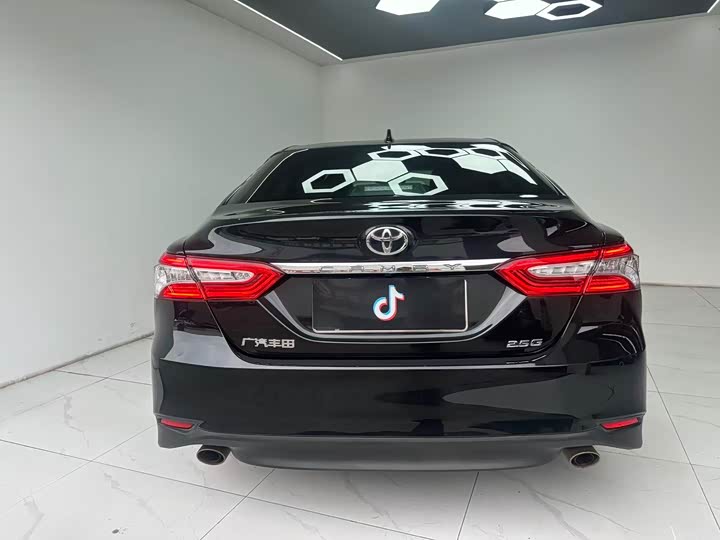 Фото 8 - Toyota Camry