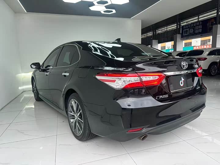 Фото 9 - Toyota Camry