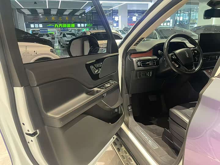 Фото 4 - Lincoln Aviator