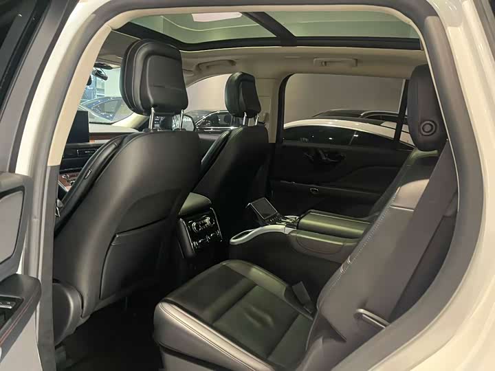 Фото 5 - Lincoln Aviator