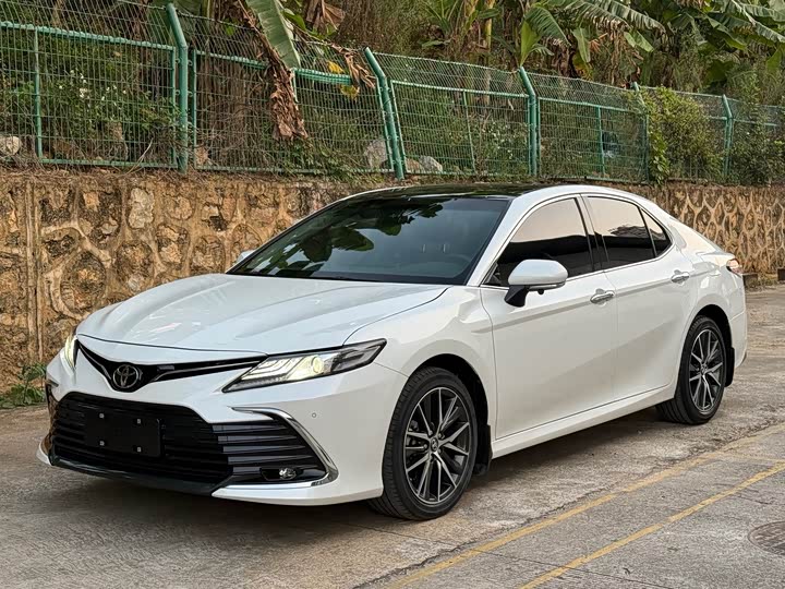 Фото 1 - Toyota Camry