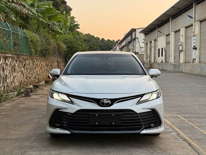 Фото 2 - Toyota Camry