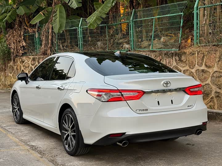 Фото 4 - Toyota Camry