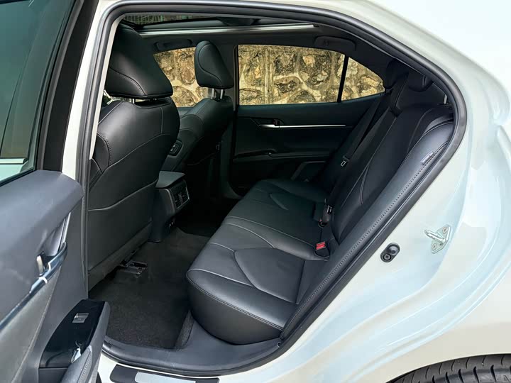 Фото 8 - Toyota Camry