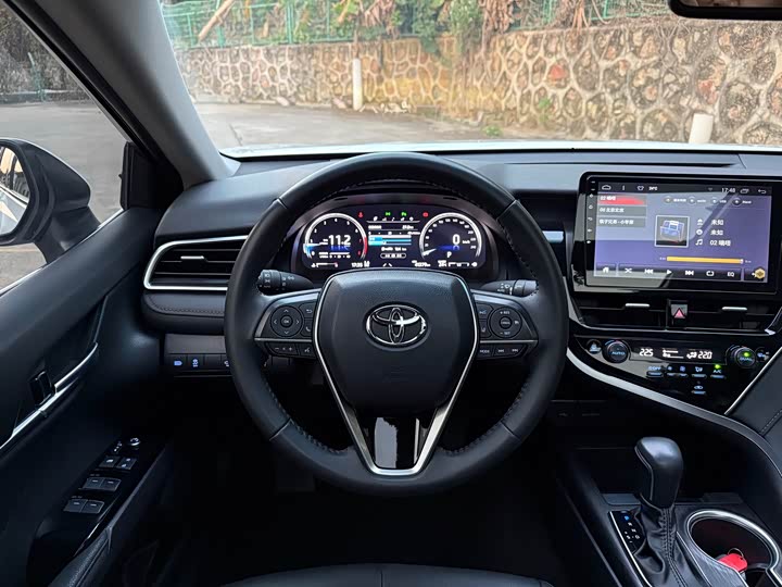 Фото 9 - Toyota Camry