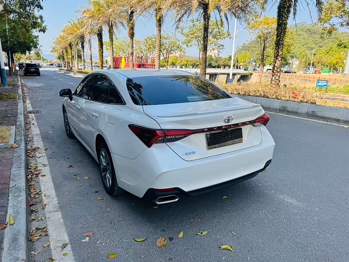 Фото 8 - Toyota Avalon