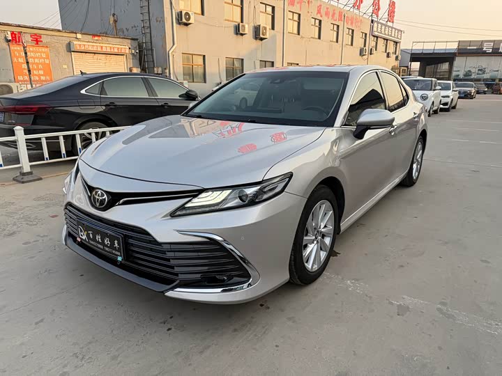 Фото 2 - Toyota Camry