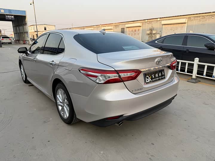 Фото 4 - Toyota Camry