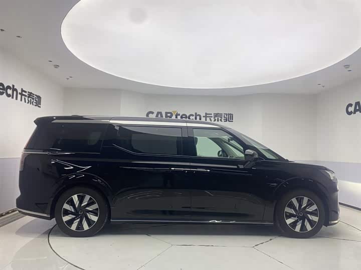 Фото 4 - Volvo EM90