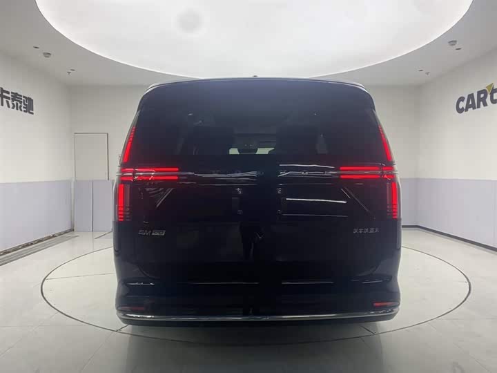 Фото 6 - Volvo EM90