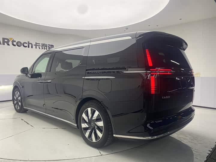 Фото 7 - Volvo EM90