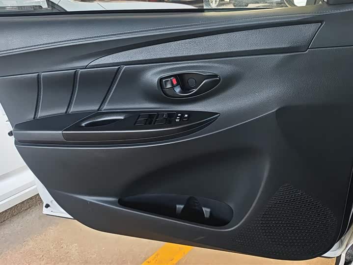 Фото 7 - Toyota Yaris L