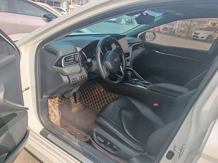 Фото 3 - Toyota Camry