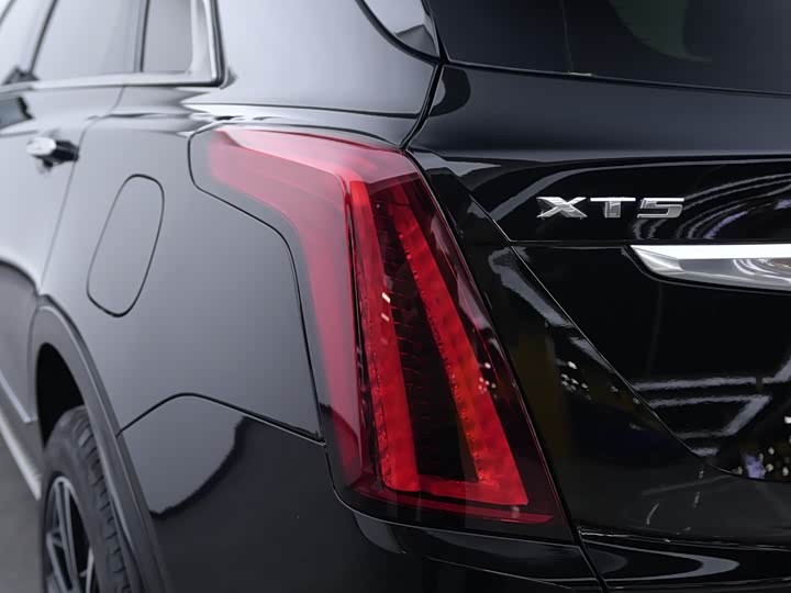 Фото 8 - Cadillac XT5