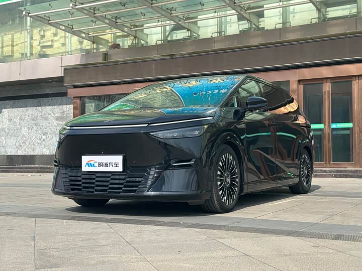 Фото 1 - XPeng X9