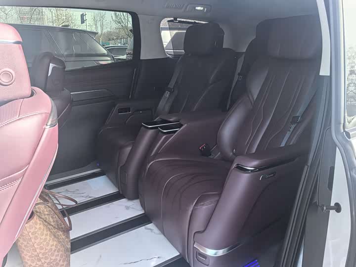 Photo 3 - Buick GL8 Century