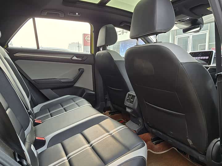 Фото 8 - Volkswagen T-Roc