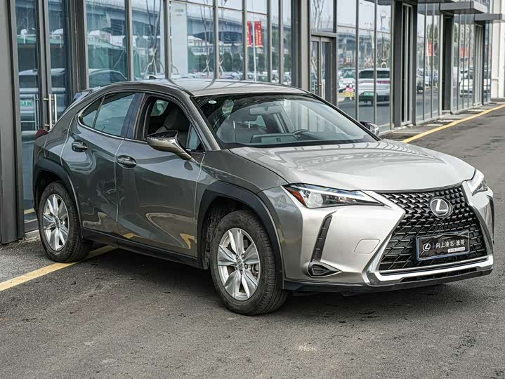 Фото 3 - Lexus UX