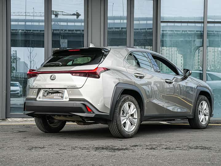 Фото 4 - Lexus UX