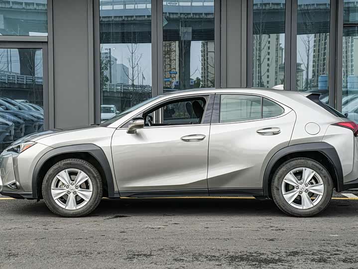 Фото 7 - Lexus UX