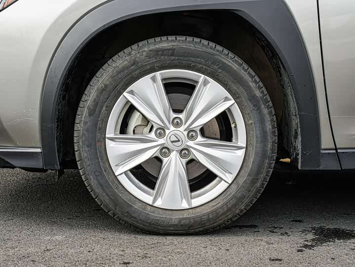 Фото 8 - Lexus UX