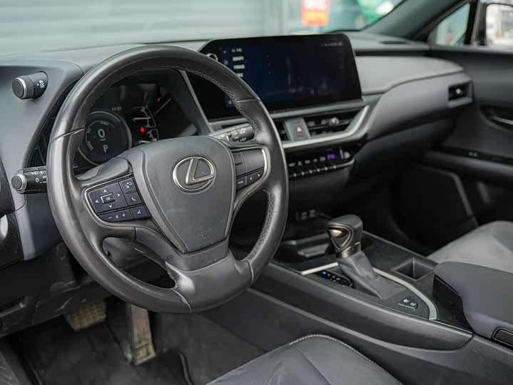 Фото 9 - Lexus UX