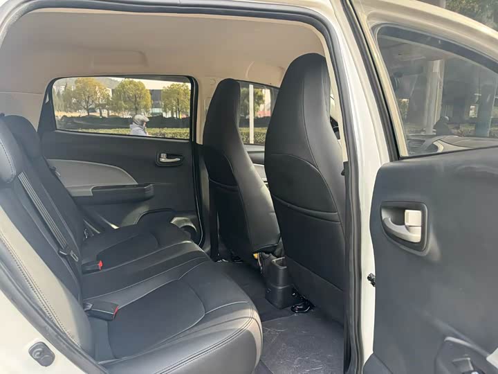 Фото 5 - Changan BenBen EV