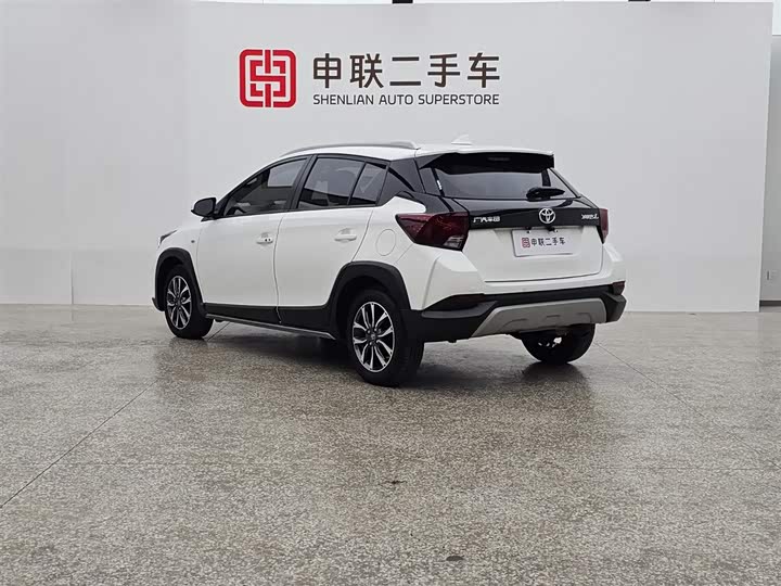 Photo 4 - Toyota Yaris L Hatchback