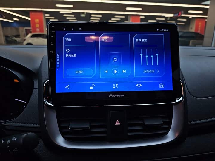 Photo 8 - Toyota Yaris L Hatchback