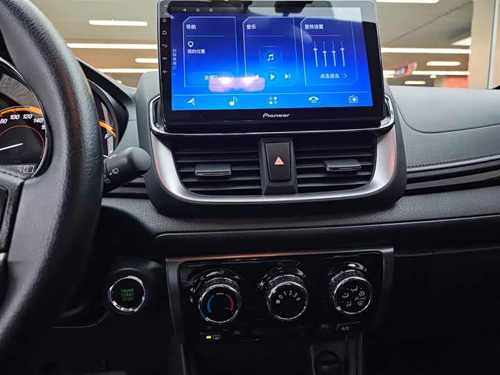 Photo 9 - Toyota Yaris L Hatchback