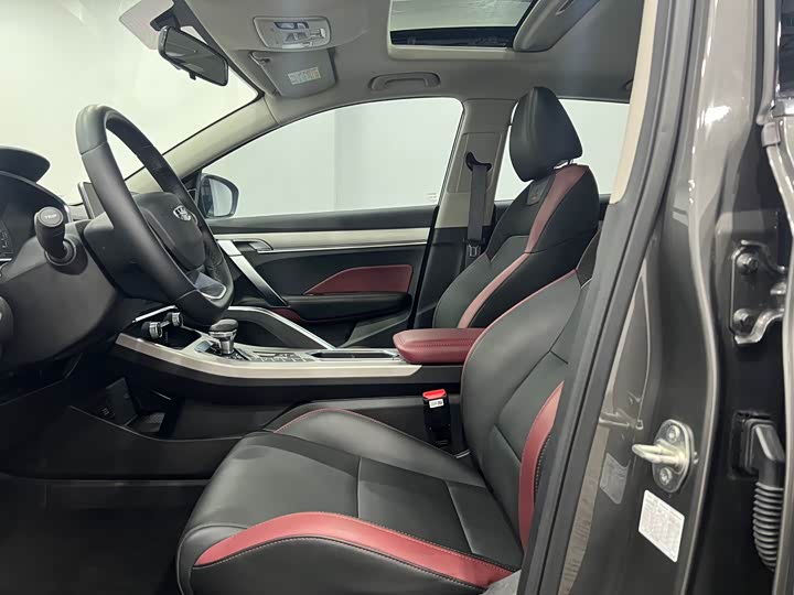 Фото 4 - Geely Coolray