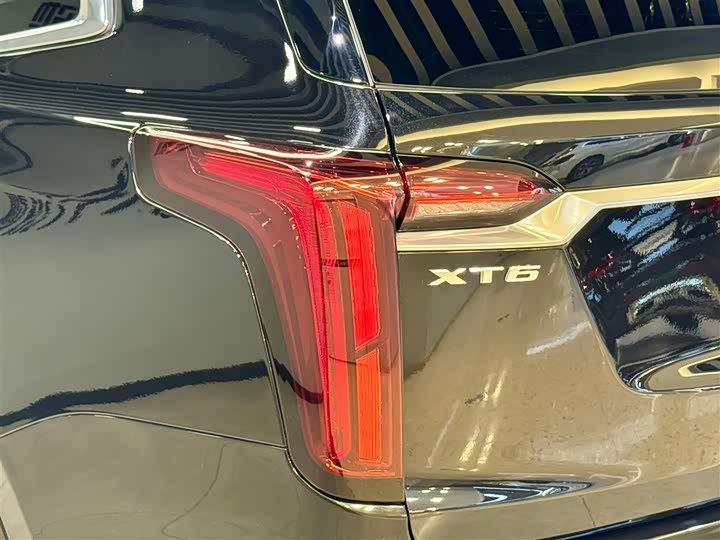 Фото 8 - Cadillac XT6