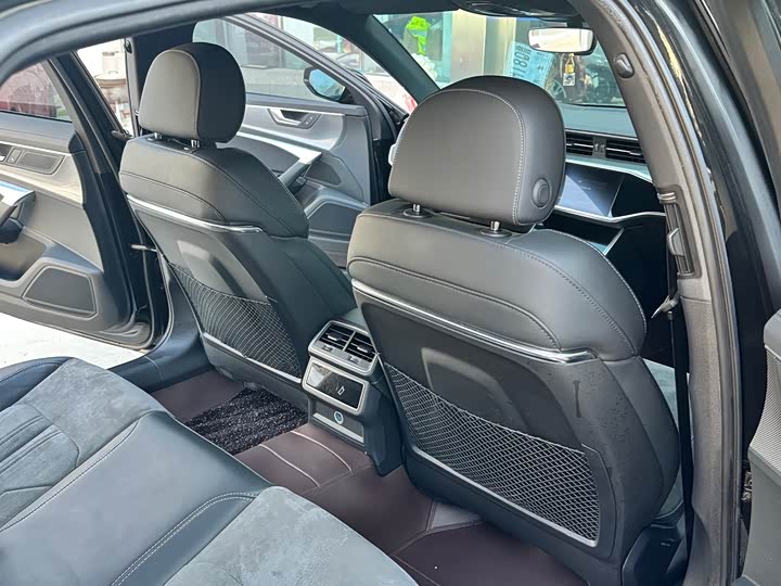 Фото 9 - Audi A6L