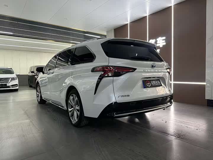 Фото 7 - Toyota Sienna