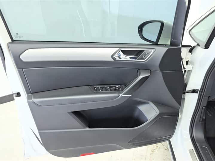Фото 7 - Volkswagen Touran L