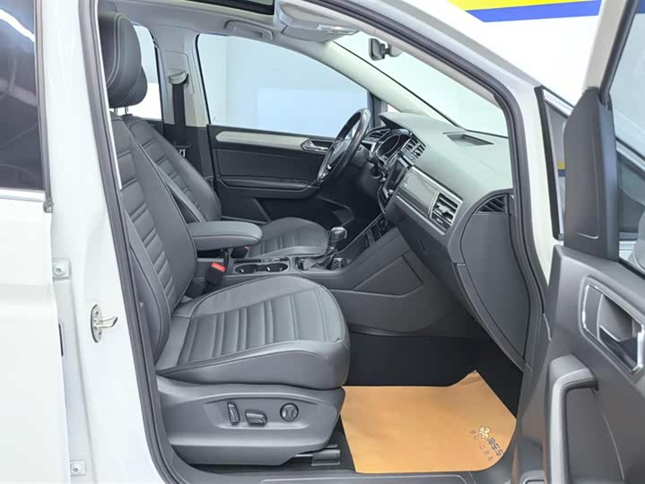 Фото 8 - Volkswagen Touran L