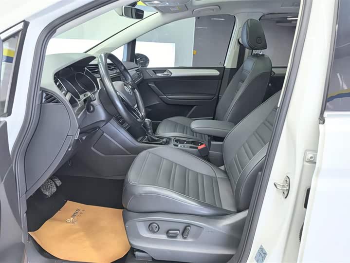 Фото 9 - Volkswagen Touran L