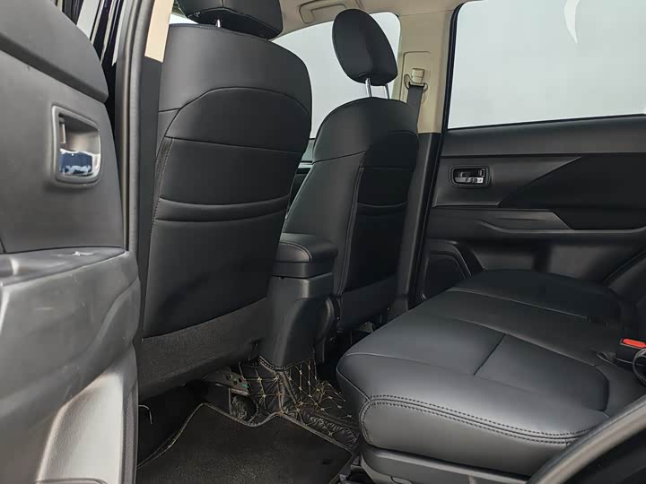 Фото 8 - Mitsubishi Outlander